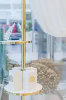 골드 진열대가 빛나는 럭셔리 향수 디스플레이